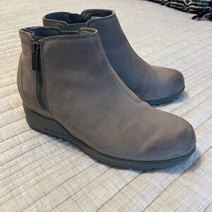 Sorel Women’s Evie Zip Chelsea Boots